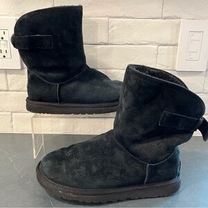 Ugg sz 6 Remora buckle black suede boots